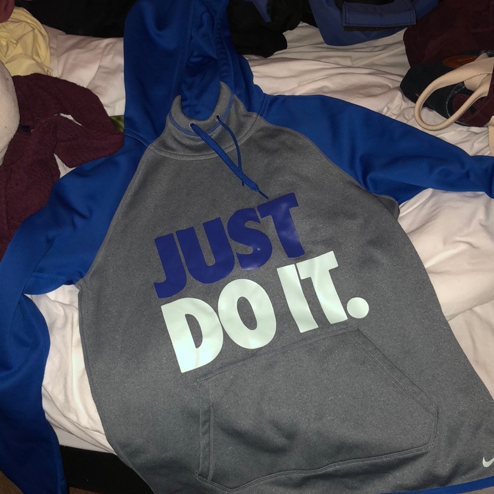 Nike woman’s sweatshirt